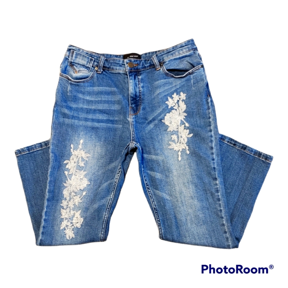 Who What Wear White Floral Embroidered Blue Denim Jeans Size 10